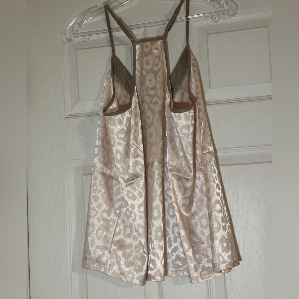 NWT Hem & Thread top. - Picture 2 of 7